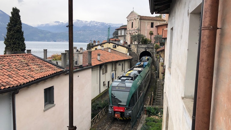 Die Ortsdurchfahrt in Vello am Lago d’Iseo ist eines der berühmtesten Motive der Iseobahn.