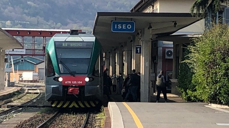 Der Bahnhof Iseo, mit dem Regionalzug aus Brescia. 