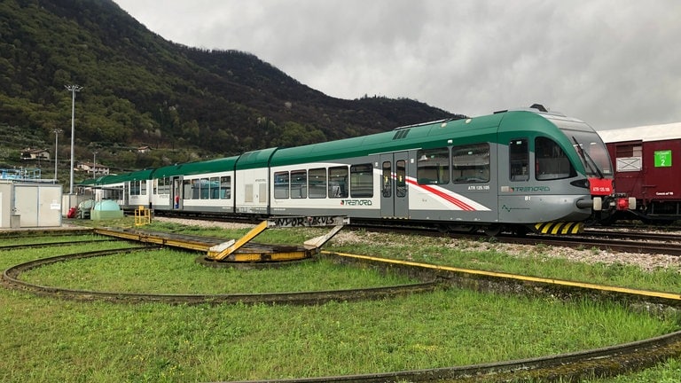 In Iseo liegt auch die Betriebswerkstatt der Iseobahn. Mit einer seltenen halbrunden Segmentdrehscheibe.