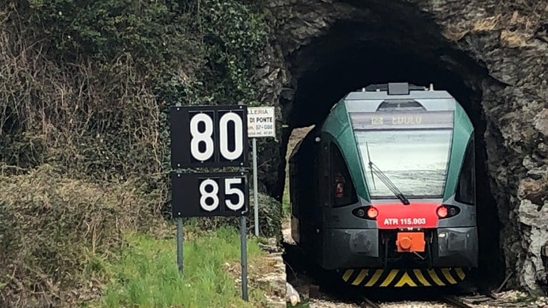 Die Strecke verläuft durch etliche Natursteintunnel aus der Bauzeit der Iseobahn.