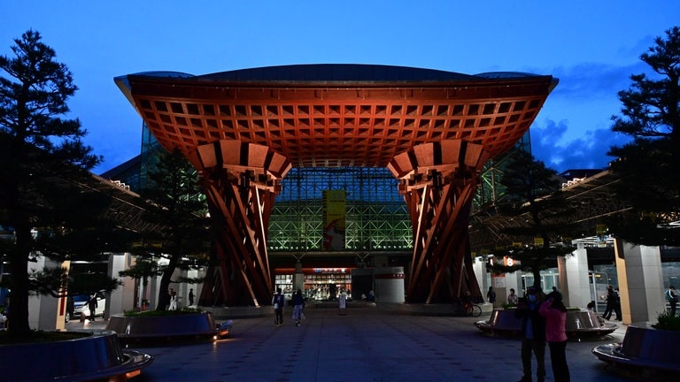 Das Eingangstor des Hauptbahnhofs ist inzwischen das Wahrzeichen von Kanazawa. 