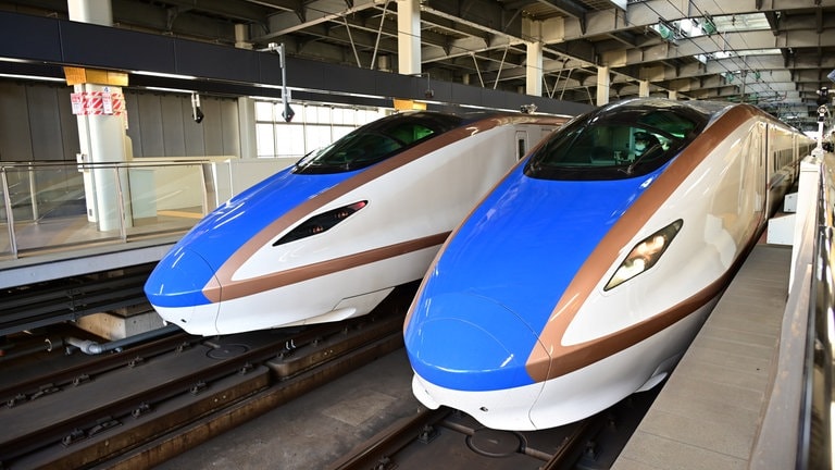 Shinkansen Hochgeschwindigkeitszüge im Bahnhof Kanazawa.