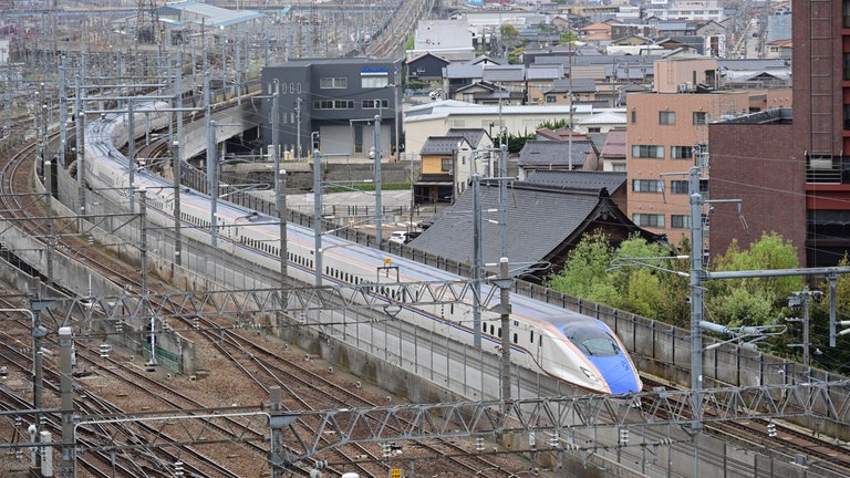 Seit 2015 kommt der Shinkansen auch nach Kanazawa. Die Strecke soll bis 2030 nach Osaka verlängert werden.