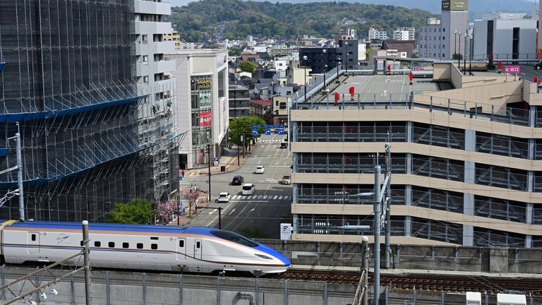 Für die Stadt Kanazawa war der Anschluss an das Shinkansen-Netz auch von großer wirtschaftlicher Bedeutung. 