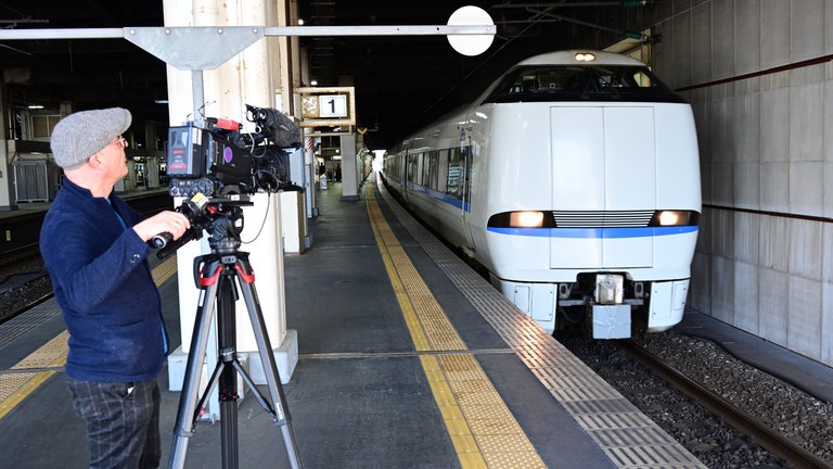 Unser Kameramann auf einem der Bahnsteige im schmalspurigen Teil des Bahnhofs Kanazawa. 