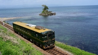 Der Sonderzug den wir von Takaoka nach Himi genommen haben, hat den schönen Namen „Belles Montagnes et mer“. 