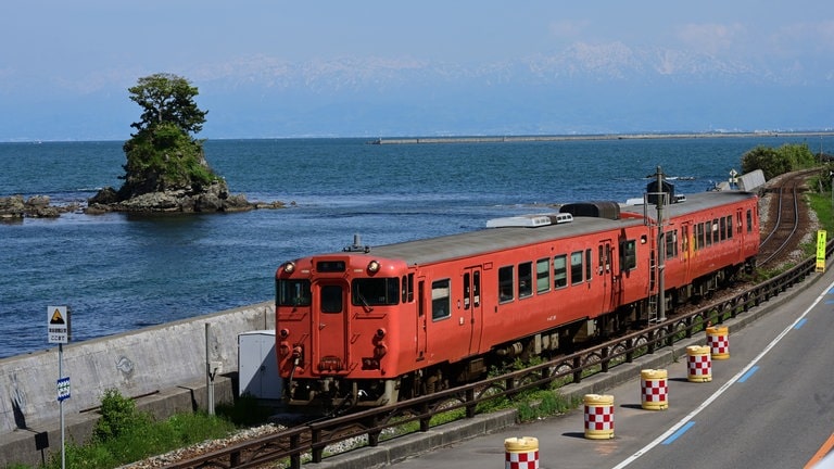 Ein regulärer Zug auf der Strecke Takaoka-Himi