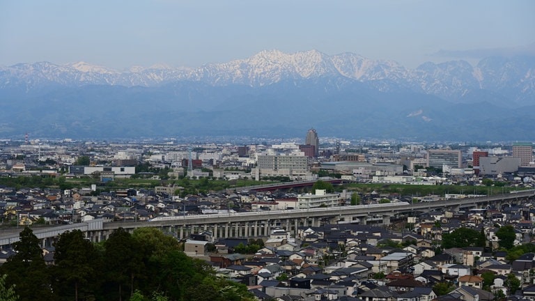 Toyama liegt am Fuß des Tateyama Gebirges.