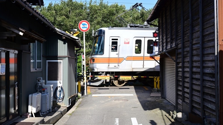 Die Bahnlinien verlaufen teils sehr dicht an den Wohnhäusern. 