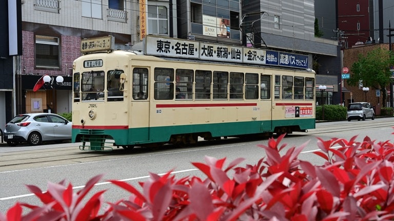 Toyama hat ein Straßenbahnnetz, auf dem auch noch nostalgisch anmutende Triebwagen unterwegs sind. 