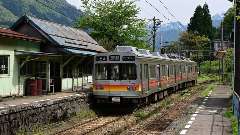 Ein Zug der Chitetsu Railway ist unterwegs ins Tateyama Gebirge. 