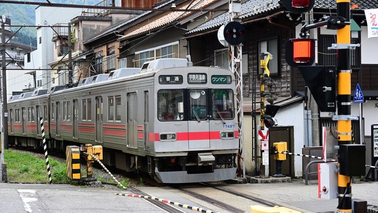 ...denn sie ist unterwegs zur Kurobe-Schlucht, die eine der großen Attraktionen in Japan ist.