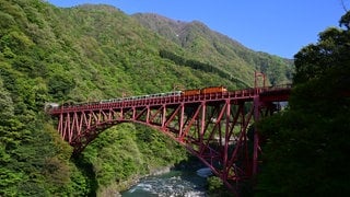 Gleich am Eingang zur Kurobe-Schlucht ist das wohl spektakulärste Bauwerk der Kurobe-Gorge-Railway zu bewundern.