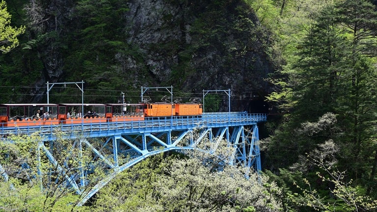 Dir rund 20 Kilometer lange Strecke mit einer Spurweite von 762 Millimeter wurde eigentlich gebaut, um Baumaterial für einen Staudamm und Kraftwerke zu transportieren. 