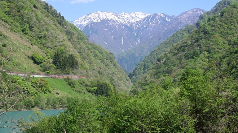 Ein Blick auf einen der Stauseen der Kurobe-Schlucht. Panoramen wie dieses eröffnen sich wieder entlang der Strecke.