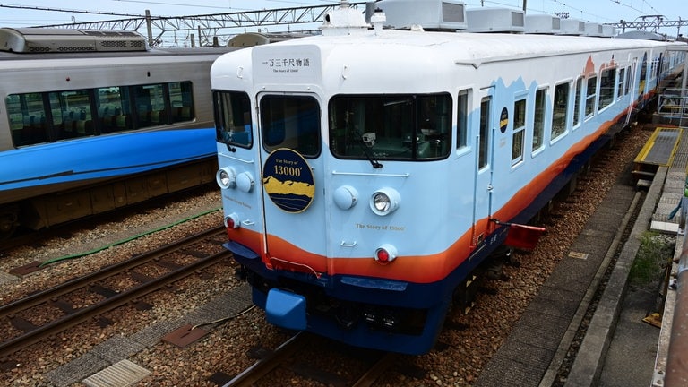 Dieser Triebwagen mit seiner Sonderlackierung ist der ganze Stolz der Ainokaze Toyama Railway.