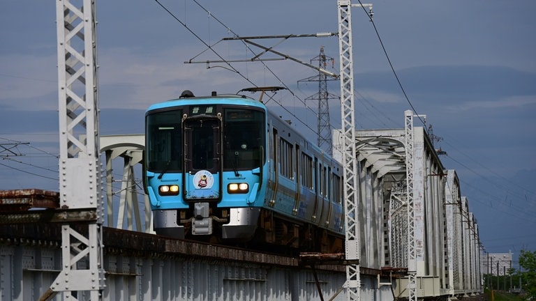 Zum Schluss ein Nahverkehrszug der Ainokaze Toyama Railway auf einer der vielen langen Flussbrücken. 