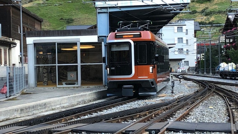 Ausfahrt in Zermatt – die neuen Triebfahrzeuge – ganz chic von Pininfarina designed.