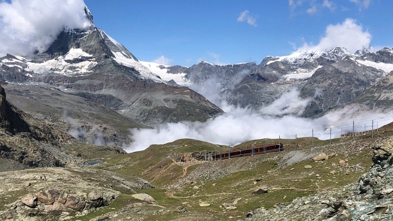 Die Gornergratbahn am Morgen – oberhalb der Station Rotenboden.