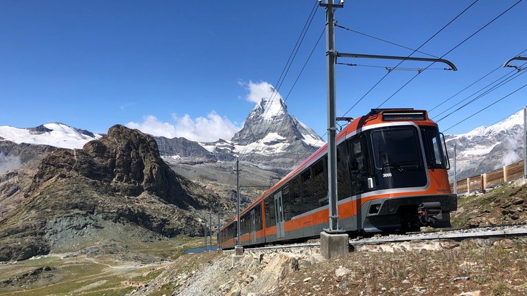 Nah am Gleis – die Gornergratbahn oberhalb des Riffelsees.