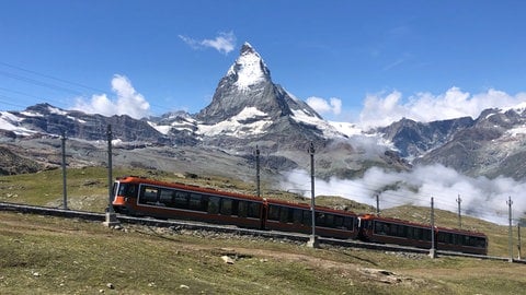 Die Gornergratbahn fährt im 30-Minuten-Takt von Zermatt aufs Gornergrat – der Blick aufs Matterhorn ist dabei allgegenwärtig.