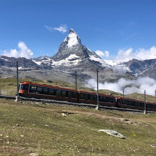 Die Gornergratbahn fährt im 30-Minuten-Takt von Zermatt aufs Gornergrat – der Blick aufs Matterhorn ist dabei allgegenwärtig.