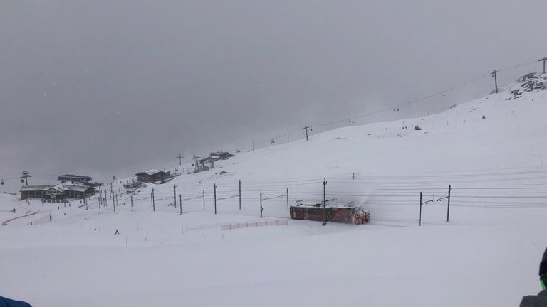 Schneeräumzug bei der Arbeit – über Nacht sind 70 cm Neuschnee gefallen.