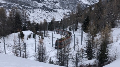 Kurve hinter der Station Riffelalp – kurz danach befindet sich die Baumgrenze.