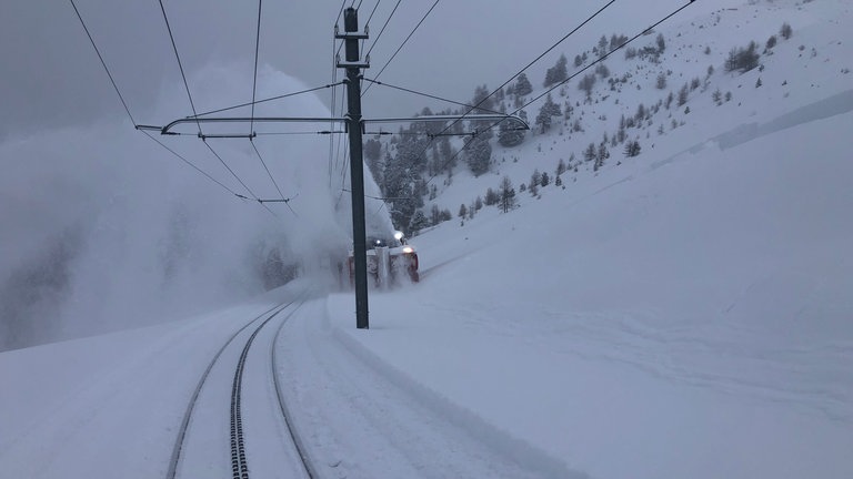 Schneeräumung am Doppelgleis oberhalb der Station Riffelalp – die Schneeschleuder im Einsatz.