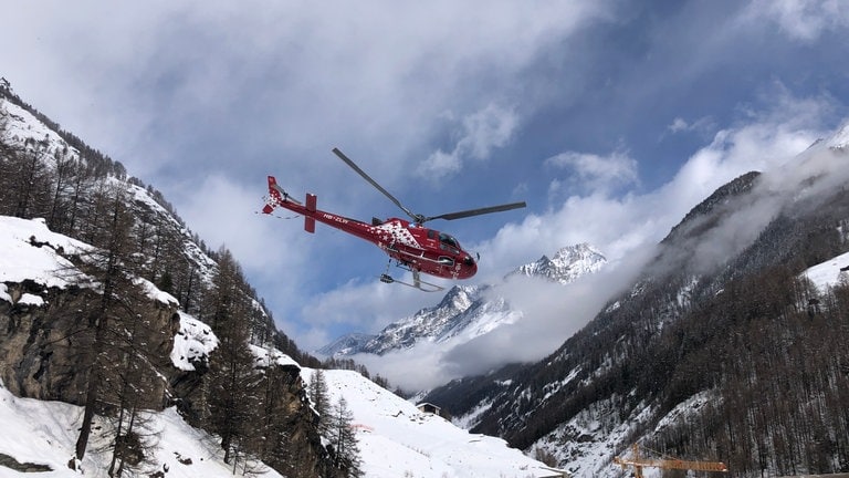 Hubschrauber von Air Zermatt startet zum nächsten Einsatz.