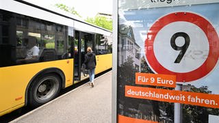 Hinweistafel für das 9-Euro-Ticket an einer Bushaltestelle 