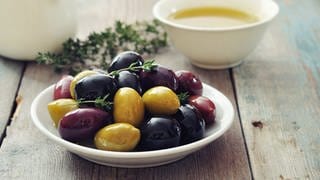 Oliven in einem Schälchen