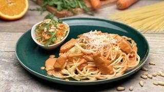 Hähnchengulasch mit Spaghetti und Frühlingssalat