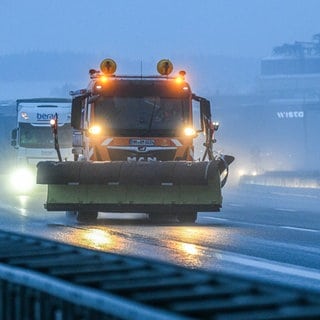 Ein Streufahrzeug vom Winterdienst ist auf der A6 bei Bad Rappenau unterwegs. 