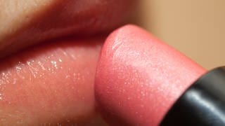 Lippenstift und Lippen einer Frau: Make-up im Frühling