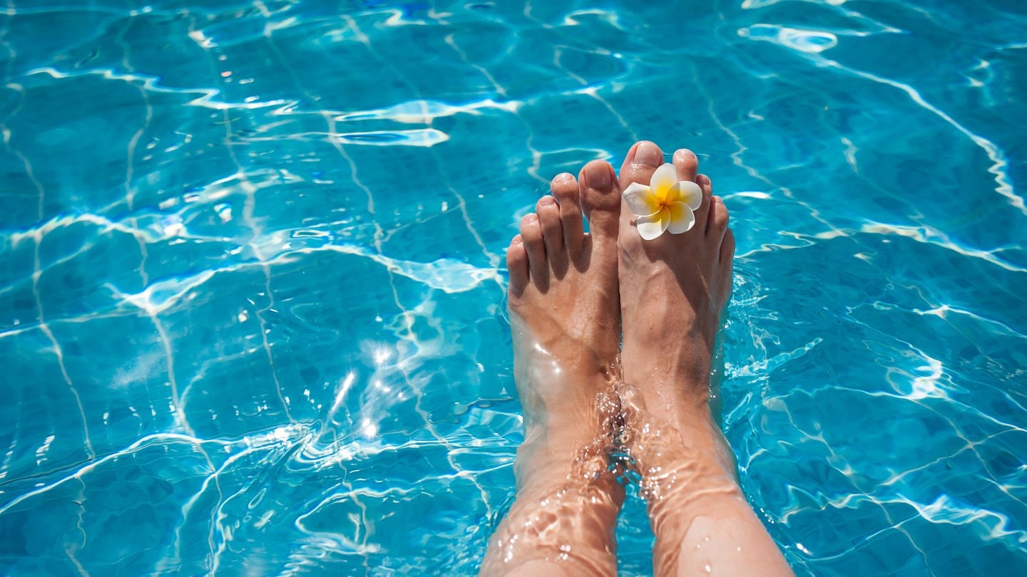 Frauenbeine im Wasser