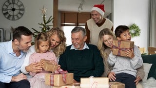 Familie mit Weihnachtsgeschenken