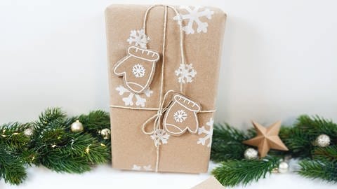 Nun kann das Papier zum Einpacken Ihrer Geschenke genutzt werden. 