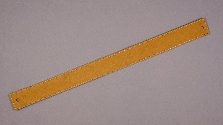 Die Henkelstreifen linksseitig mit Holzleim bestreichen und nach Herstellerangabe aufeinanderkleben. Den Henkel rundum knappkantig absteppen.