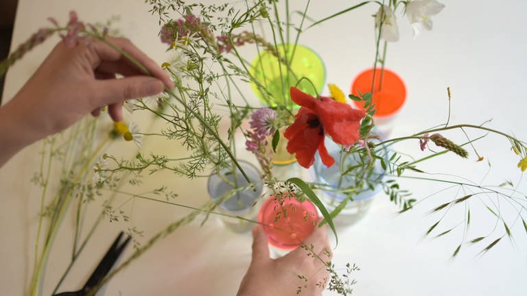 Acrylglasscheibe auf oder in das Glas legen und mit Wiesenblumen dekorieren.