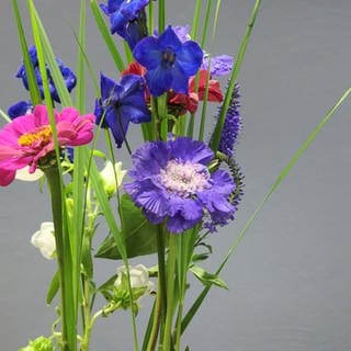 Tischdeko mit Baumscheibe und Blumen