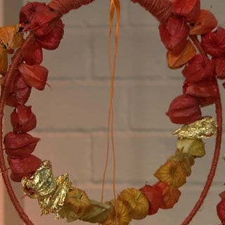 Herbstlicher Kranz mit Physalis in Orange und Gold