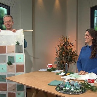 Moderator Martin Seidler und Bloggerint Sarah-Nadine mit einem selbstgenähten Adventskalender