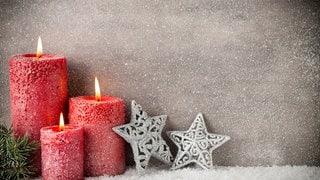 Rote Kerzen mit Sternen - klassicher Adventskranz oder kreativer Adventsschmuck