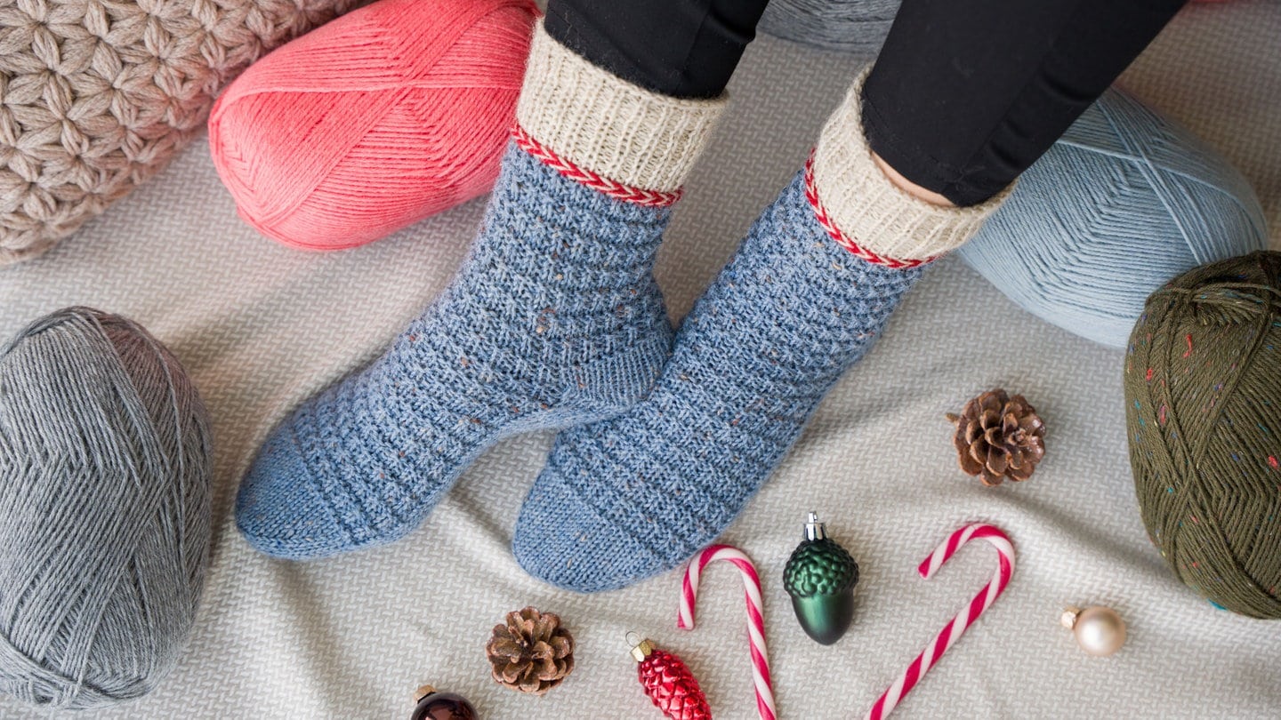 Dicke Socken mit Colorblocking und Lettischem Zopf