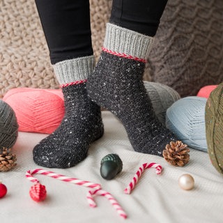 Dicke Socken mit Colorblocking und Lettischem Zopf