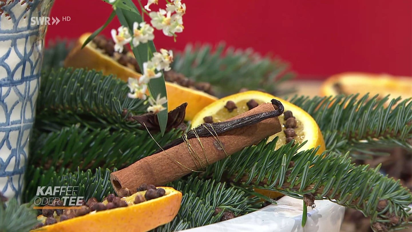 Weihnachtsdeko mit Vanille-Orchidee, Nordmanntanne und Gewürzen