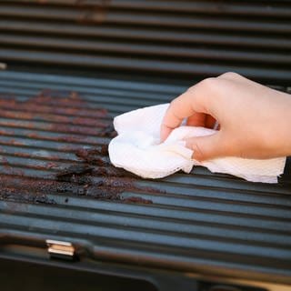 Grill mit einem Tuch reinigen