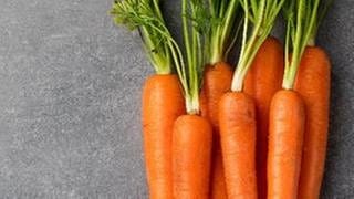 Karotten vor einem grauen Hintergrund.