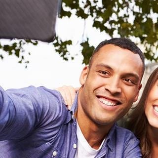 Ein Mann und eine Frau machen ein Selfie